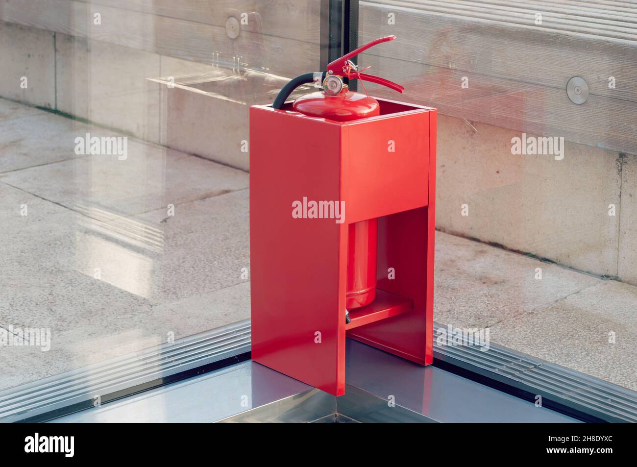 Dispositif de protection incendie actif utilisé pour éteindre ou contrôler les petits incendies.Extincteur Banque D'Images