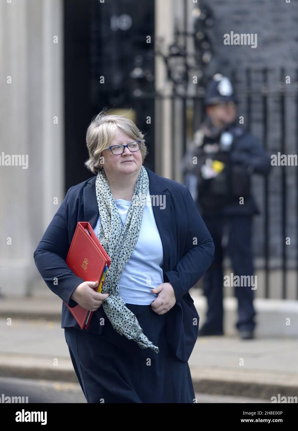 Thérèse Coffey députée - Secrétaire d'État au travail et aux pensions - rue Downing, novembre 2021 Banque D'Images