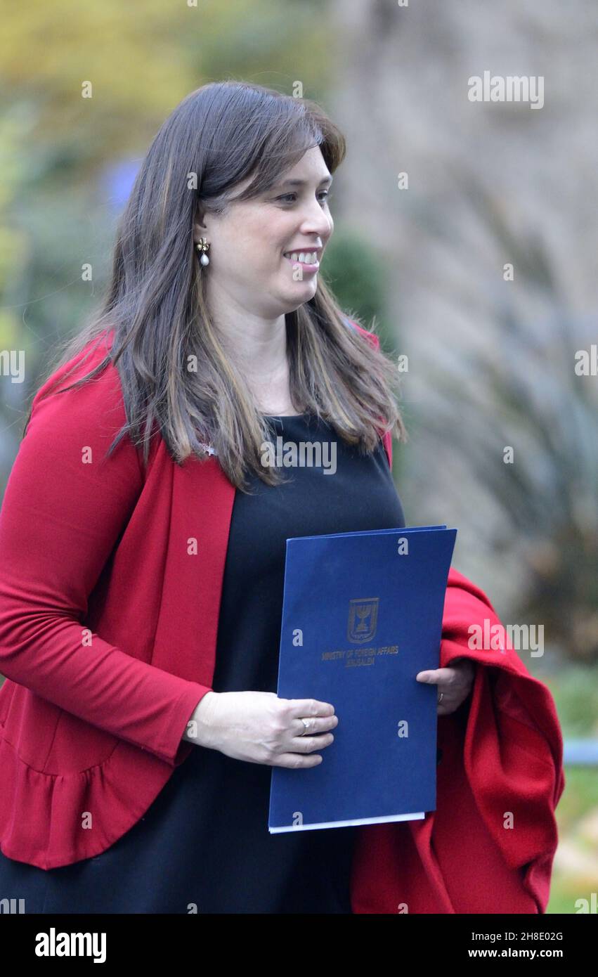 L'Ambassadeur d'Israël à Londres, Mme Tzipi Hotovely, quitte le 10 Downing Street après des entretiens bilatéraux entre Boris Johnson et le Président Isaac Herzog.Lone Banque D'Images