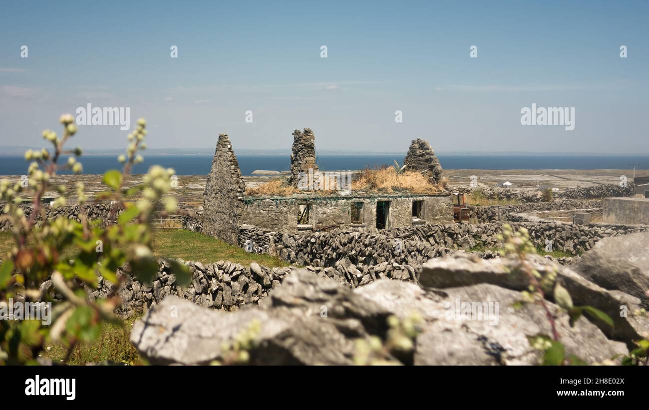 Un chalet abandonné en ruines sur Inishmaan (Inis Meain), une des îles Aran au large de la côte de Galway à l'ouest de l'Irlande. Banque D'Images