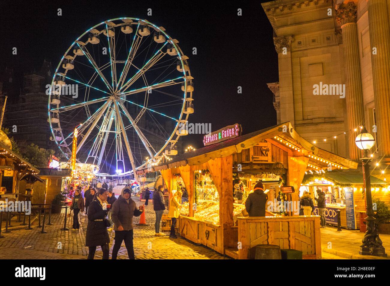 Marché de Noël de style allemand à St Georges Hall et aux jardins de St Johns, avec grande roue, et étals vendant de la bière allemande, saucisses, Yorkshire Pudding Wrap, crêpes, vin chaud, et, divers, Noël, stands de cadeaux.Liverpool,Merseyside,nord-ouest,Angleterre,Anglais,GB,Royaume-Uni,Europe Banque D'Images