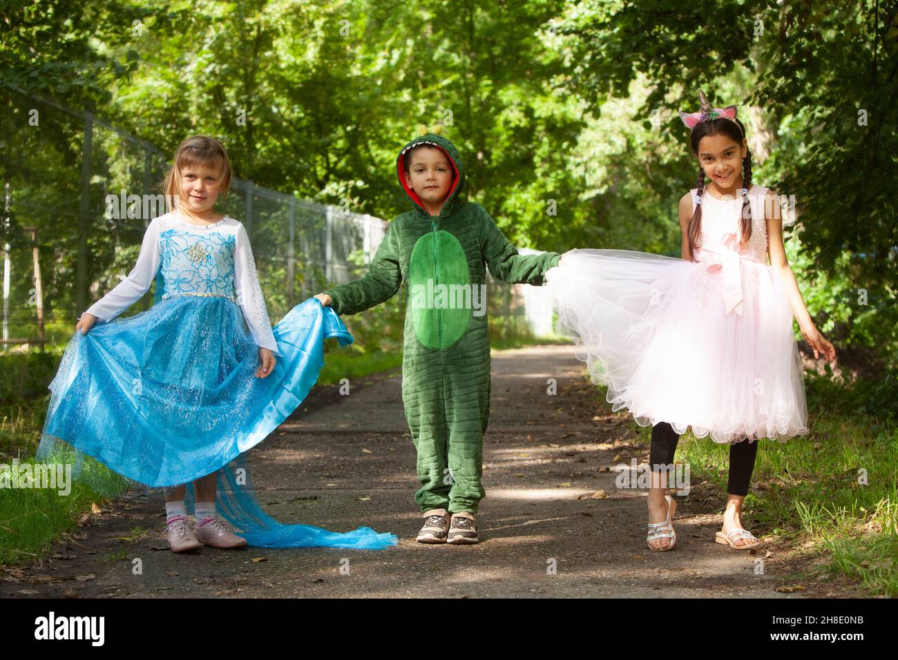 Portrait d'un adorable enfant dans le parc naturel de la forêt. Banque D'Images