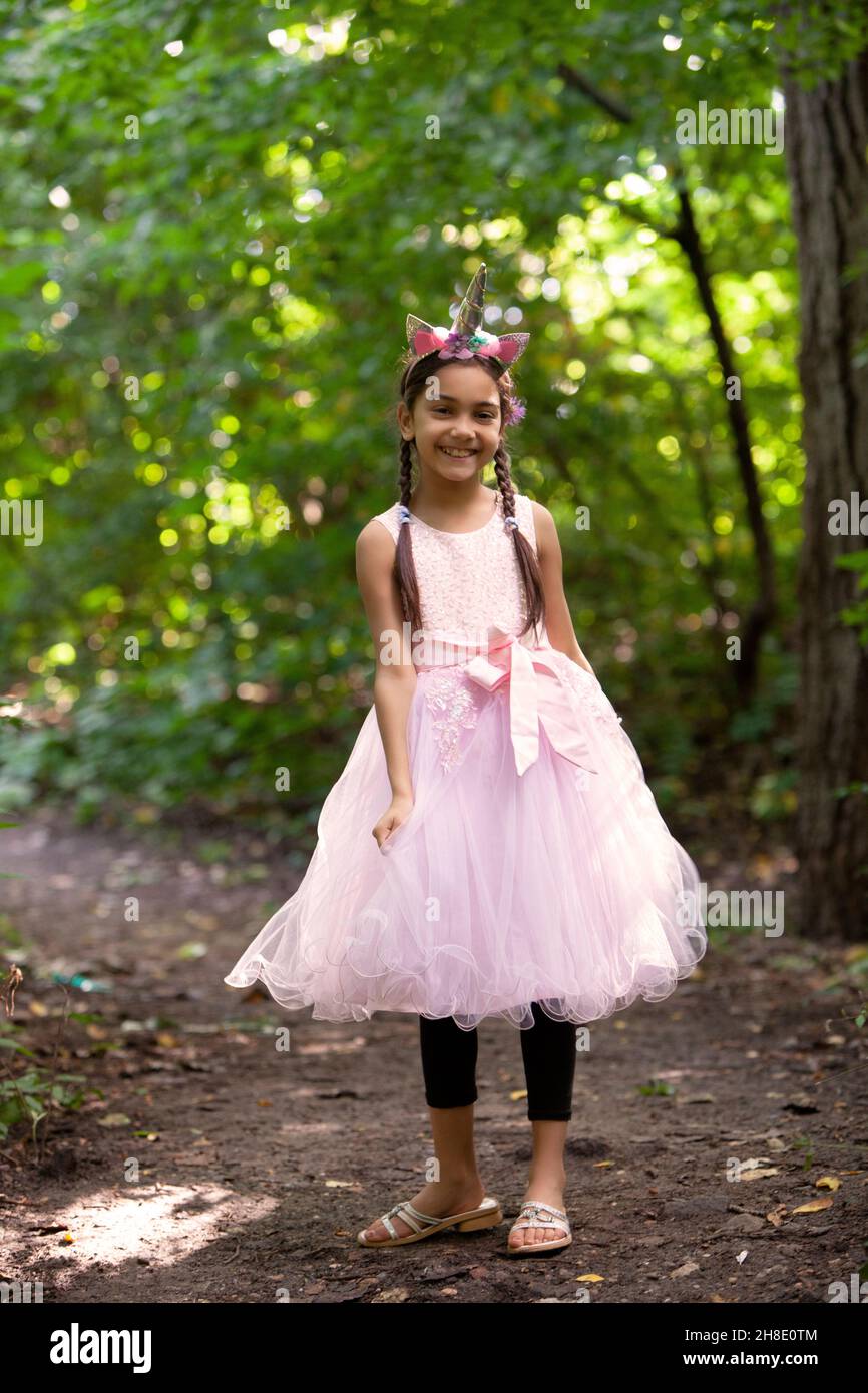 Portrait d'un adorable enfant dans le parc naturel de la forêt. Banque D'Images