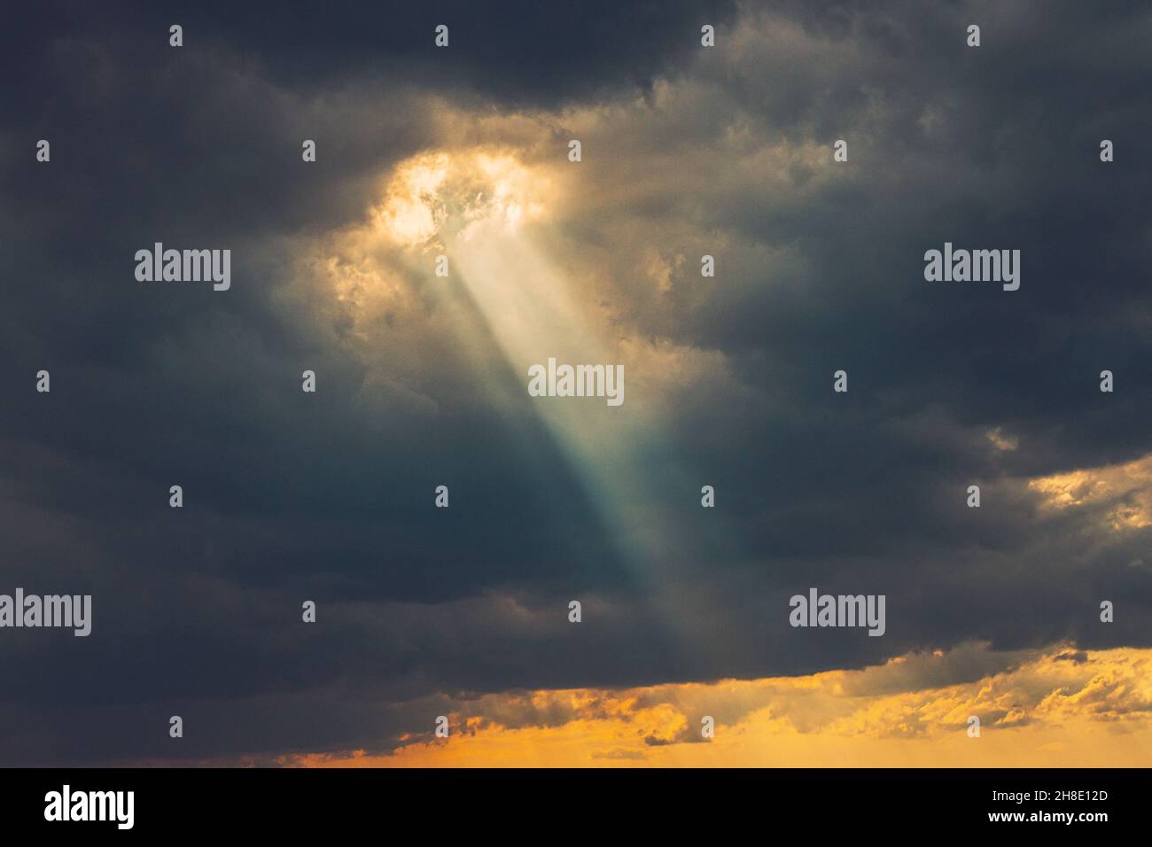 Rayons du soleil dans un ciel spectaculaire et naturel au coucher du soleil.Fond ciel coloré.La beauté dans la nature.Lever du soleil.Lumière naturelle Banque D'Images