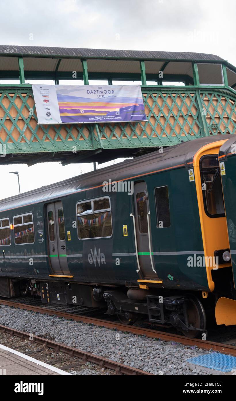 Okehampton, Devon, Angleterre, Royaume-Uni.2021. Train de la ligne Dartmoor à la gare d'Okehampton, fin de la ligne, récemment rouverte pour visiter Dartmoor, Royaume-Uni. Banque D'Images