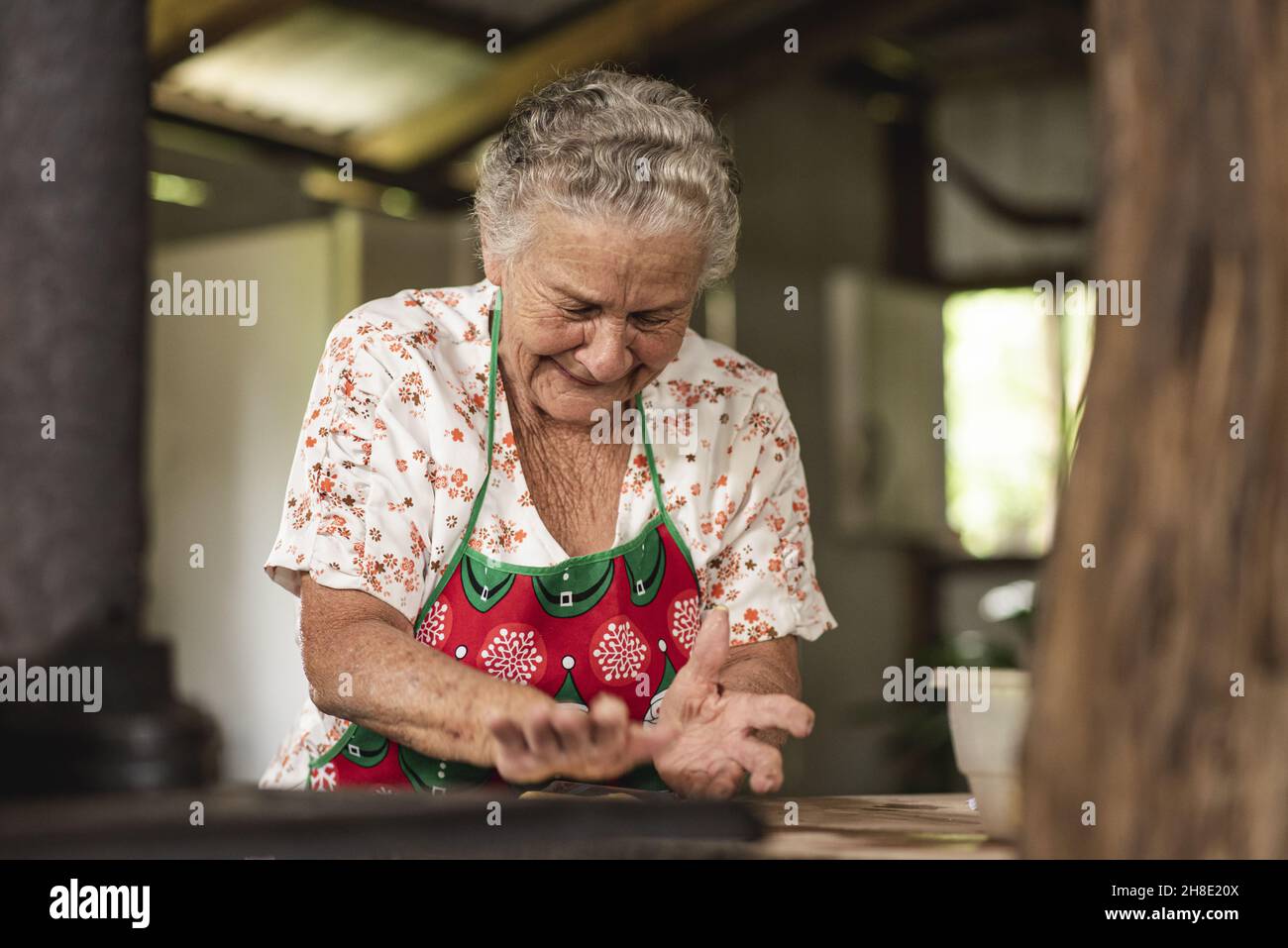 Vieille femme hispanique qui prépare des tortillas de maïs typiques du Costa Rica à Tilaran, Guanacaste, Costa Rica Banque D'Images