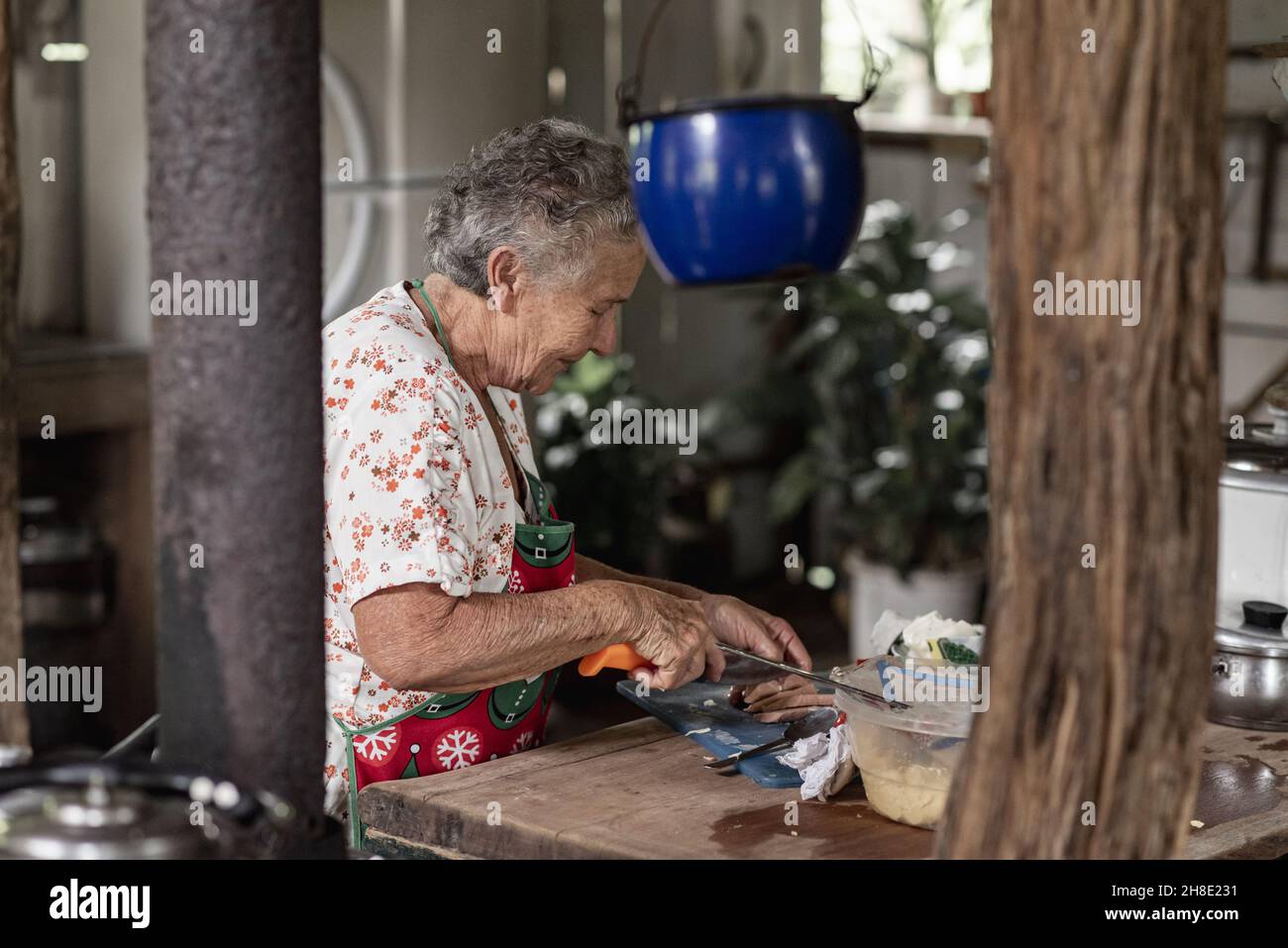 Vieille femme hispanique qui prépare des tortillas de maïs typiques du Costa Rica à Tilaran, Guanacaste, Costa Rica Banque D'Images