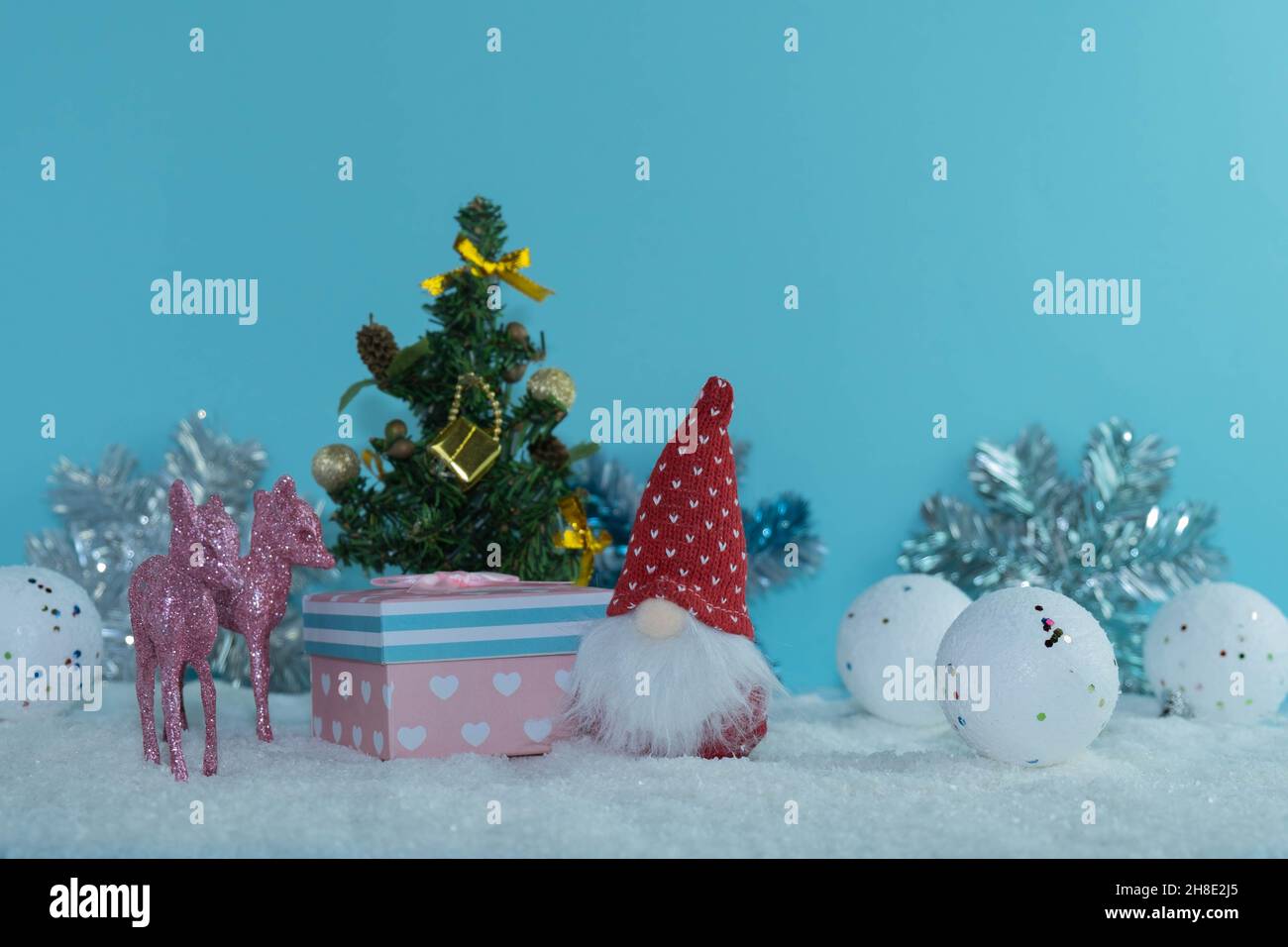 Nains de Noël avec cadeaux autour de l'arbre de Noël.Sac magique.Forêt de pins.Joyeux Noël. Banque D'Images