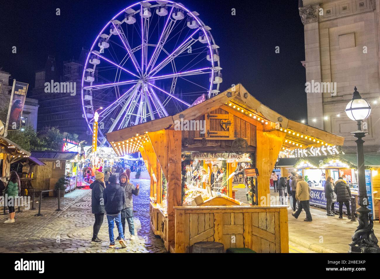 Marché de Noël de style allemand à St Georges Hall et aux jardins de St Johns, avec grande roue, et étals vendant de la bière allemande, saucisses, Yorkshire Pudding Wrap, crêpes, vin chaud, et, divers, Noël, stands de cadeaux.Liverpool,Merseyside,nord-ouest,Angleterre,Anglais,GB,Royaume-Uni,Europe Banque D'Images