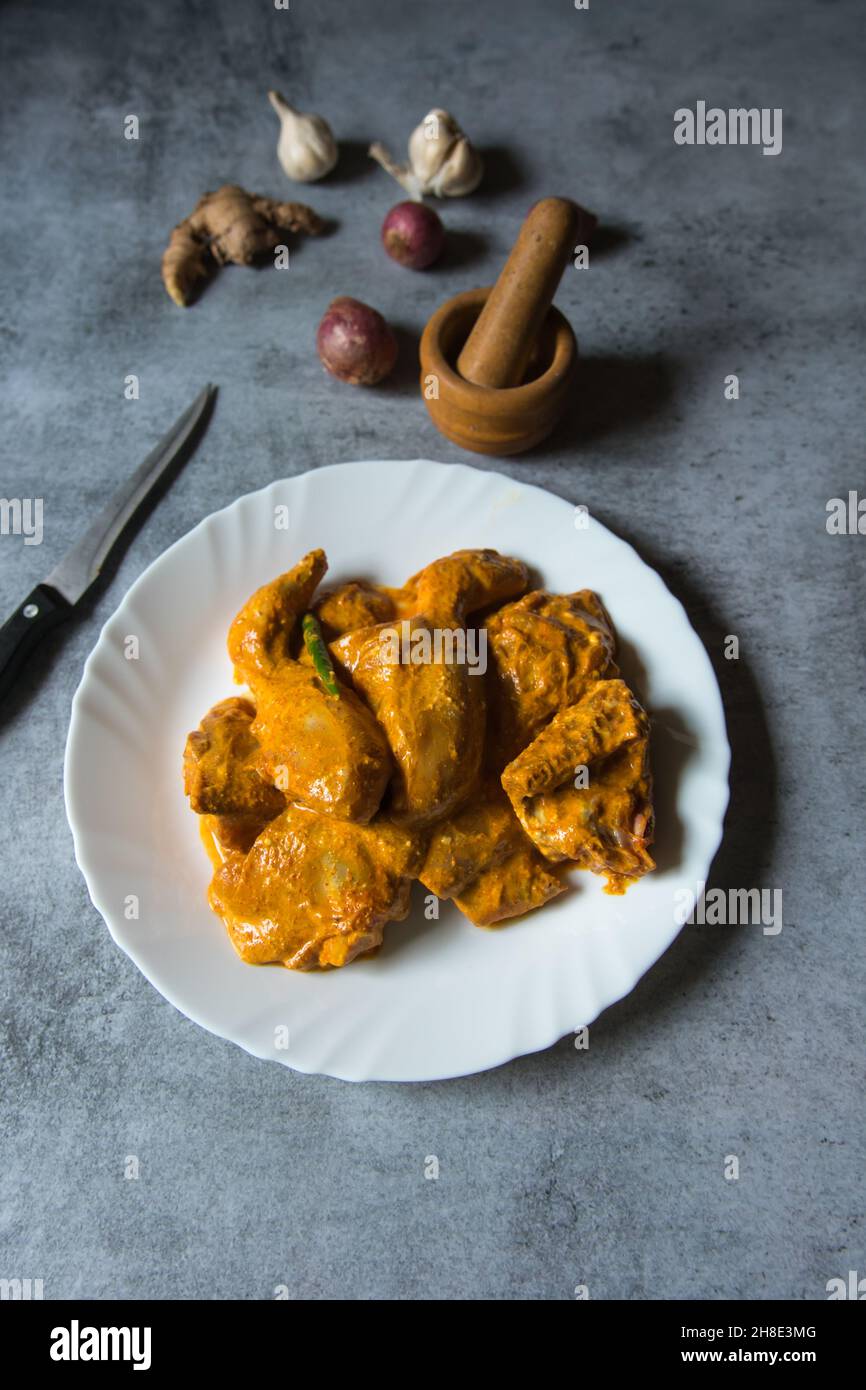 Prêt à cuire de la viande de poulet crue marinée avec des épices indiennes fraîches .Vue de dessus. Banque D'Images