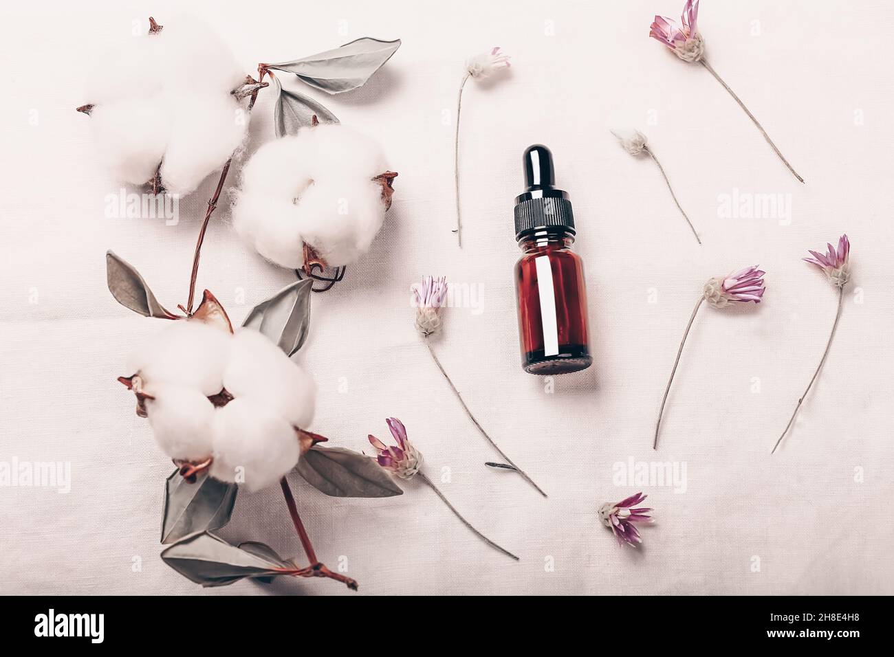 Laboratoire cosmétique abstrait.Bouteilles de verre ambré foncé sur fond blanc de lin biologique.Cosmétiques naturels pour les soins, homéopathie.Modèle plat, haut Banque D'Images