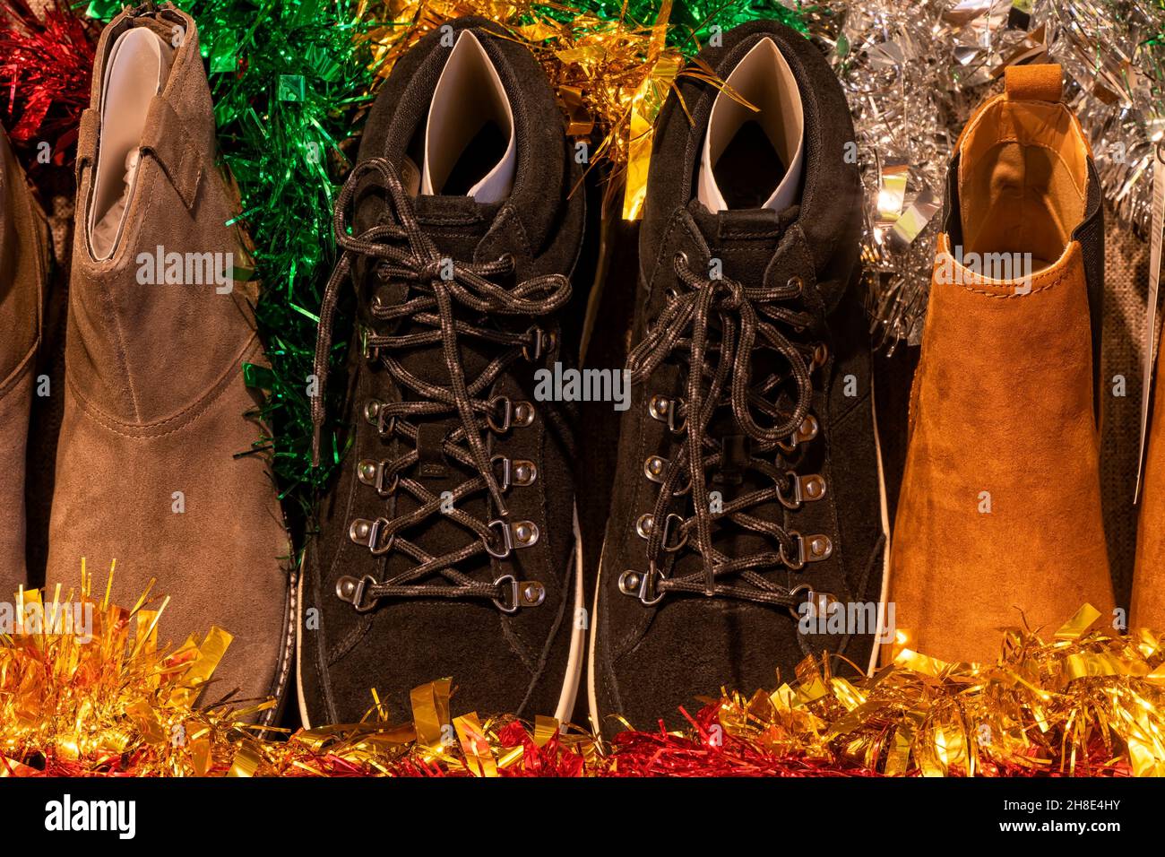 De nombreuses chaussures en cuir sont exposées dans une vitrine à Noël Banque D'Images