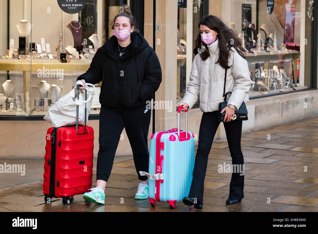 Édimbourg, Écosse, Royaume-Uni.29 novembre 2021.De nombreux membres du public portant des masques extérieurs sur Princes Street à Édimbourg.Avec la nouvelle variante Omicron du coronavirus maintenant en Écosse, le public a été invité à porter autant que possible des masques faciaux pour minimiser la propagation de la nouvelle variante du virus.Iain Masterton/Alay Live News. Banque D'Images