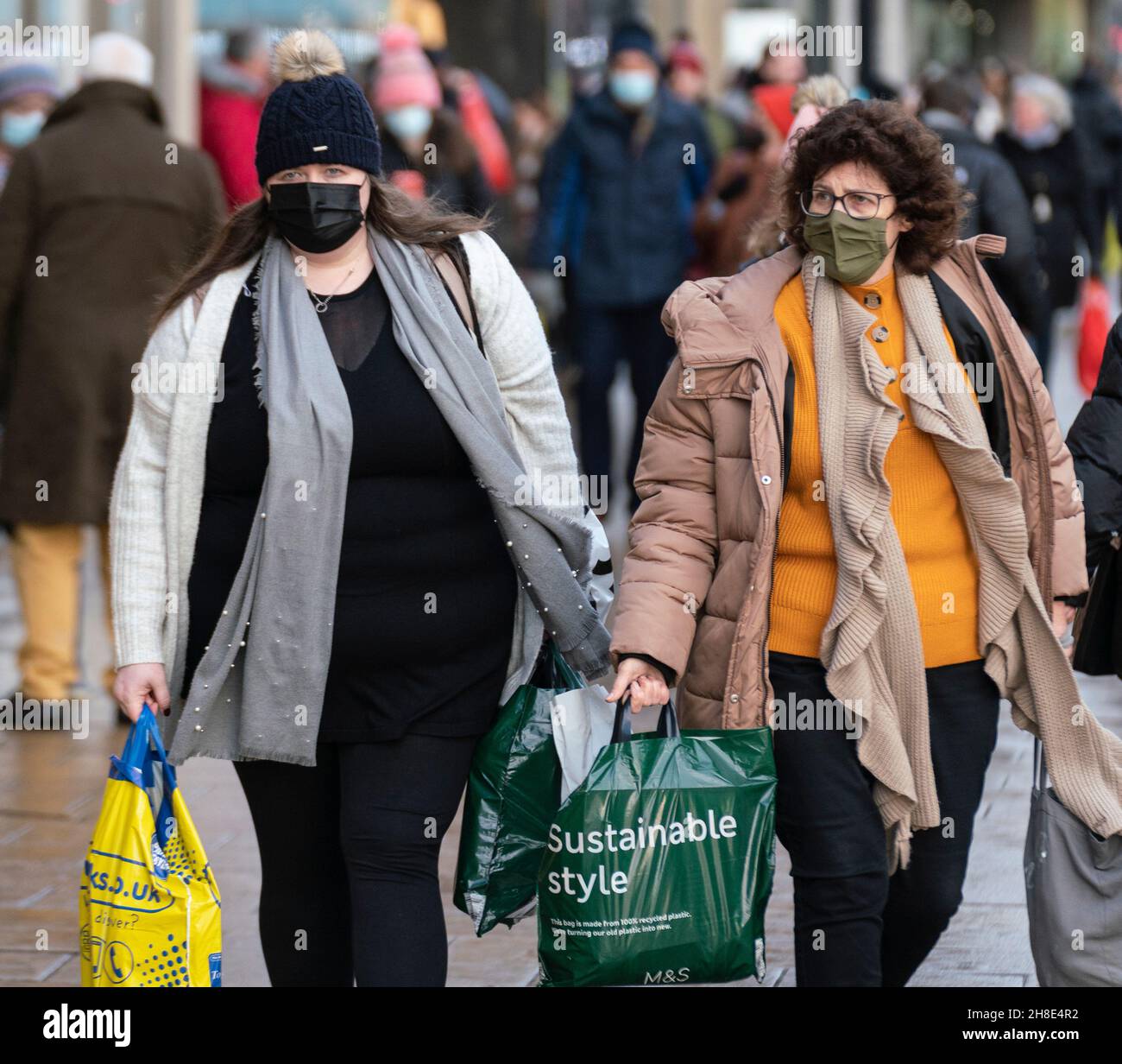 Édimbourg, Écosse, Royaume-Uni.29 novembre 2021.De nombreux membres du public portant des masques extérieurs sur Princes Street à Édimbourg.Avec la nouvelle variante Omicron du coronavirus maintenant en Écosse, le public a été invité à porter autant que possible des masques faciaux pour minimiser la propagation de la nouvelle variante du virus.Iain Masterton/Alay Live News. Banque D'Images