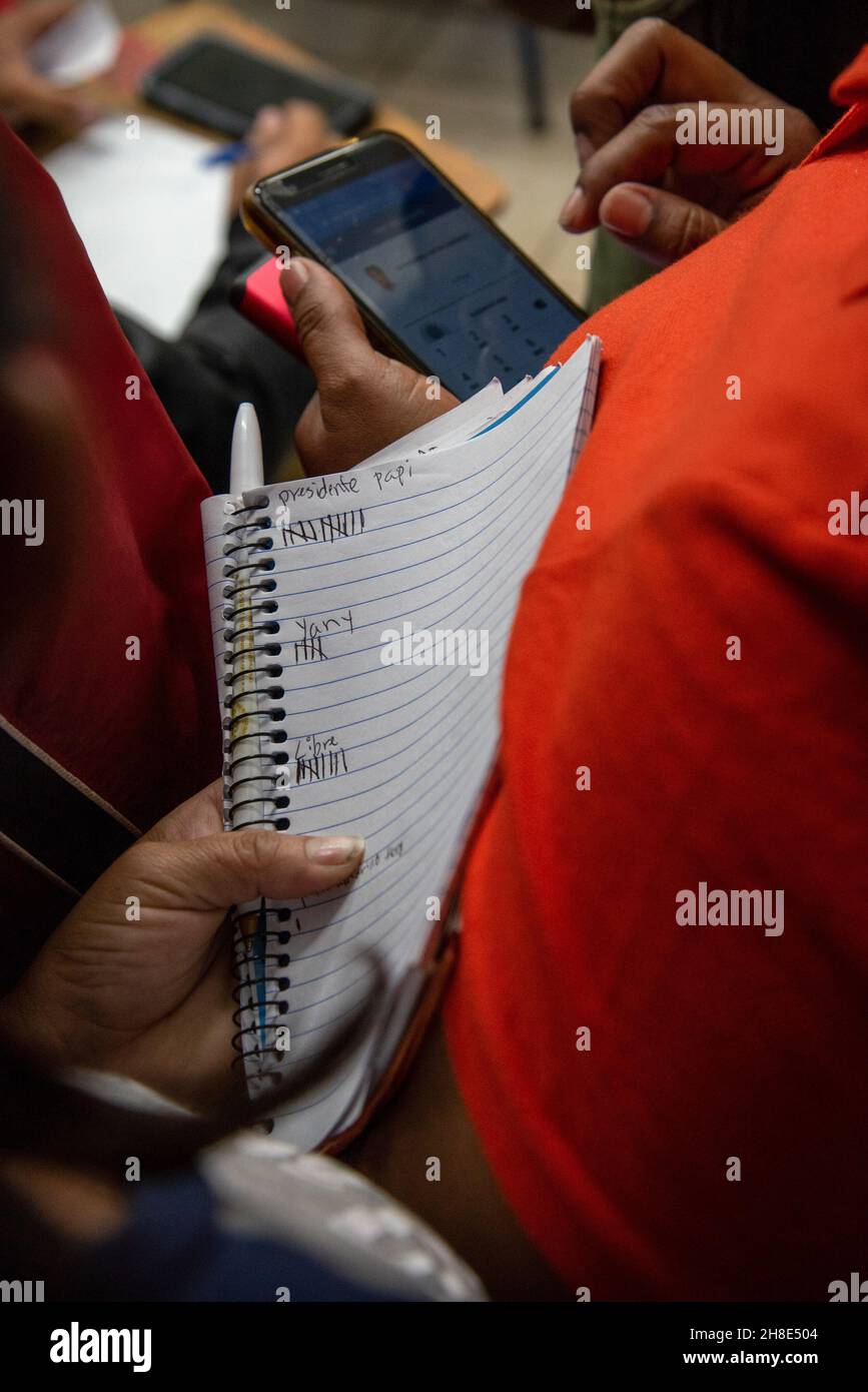 San Pedro Sula, Honduras.28 novembre 2021.Un électeur déplaisante les résultats de l'élection présidentielle.Le 28 novembre, le Honduras a tenu ses élections présidentielles, après 12 ans de parti national qui contrôle l'opposition, le Parti libre et Xiomara Castro ont une chance de reprendre le pouvoir.Castro a prononcé un discours après que les premiers résultats des votes l'ont montré à la tête de 20 pour cent.Les partisans du Parti libre l'ont célébré toute la nuit comme une victoire, bien qu'aucune décision sur le vainqueur n'ait encore été officielle.(Photo de Seth Sidney Berry/SOPA Images/Sipa USA) crédit: SIPA USA/Alay Live News Banque D'Images