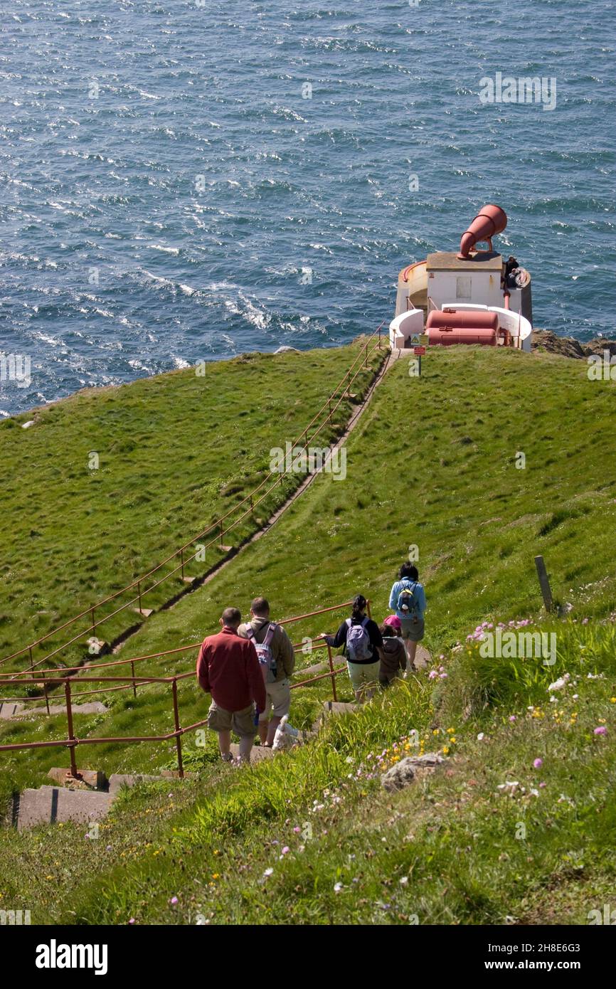 Les touristes qui descendent jusqu'à la corne de brume, le phare de Mull of Galloway, Dumfries & Galloway, Écosse Banque D'Images