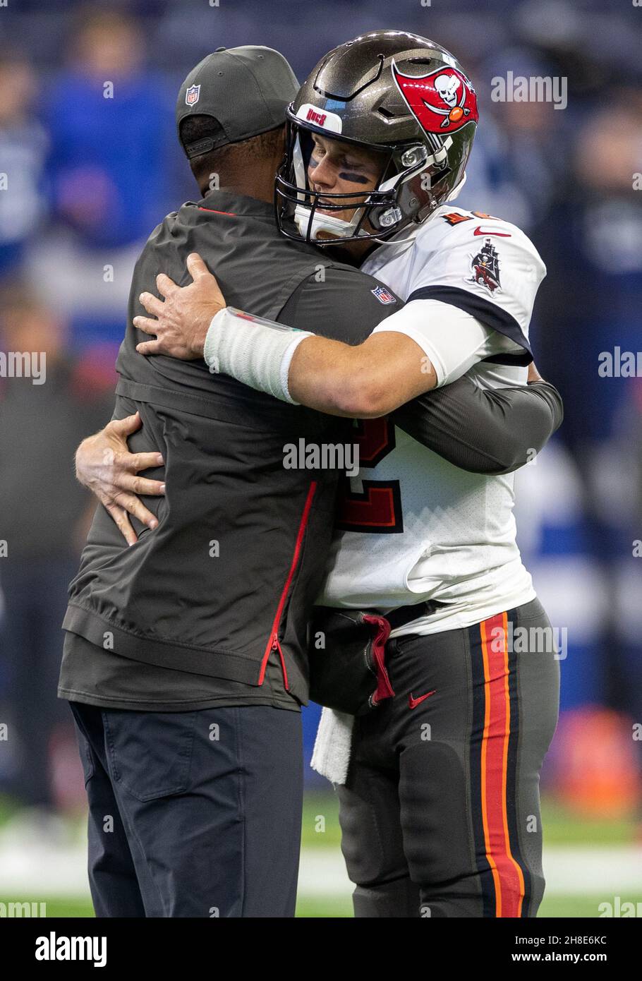Indianapolis, Indiana, États-Unis.28 novembre 2021.Tom Brady (12) et le coordinateur offensif Byron Leftwich lors du match de football de la NFL entre les Tampa Bay Buccaneers et les Indianapolis Colts au stade Lucas Oil à Indianapolis, dans l'Indiana.Tampa Bay a battu Indianapolis 38-31.John Mersiits/CSM/Alamy Live News Banque D'Images