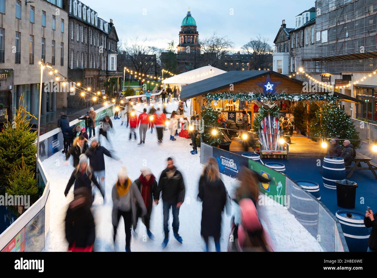 Édimbourg, Écosse, Royaume-Uni.29 novembre 2021.Patineurs de Noël sur la patinoire Lidl-on-Ice construite sur George Street à Édimbourg.Cette attraction fait partie des célèbres festivités de Noël d'Édimbourg .Iain Masterton/Alay Live News. Banque D'Images