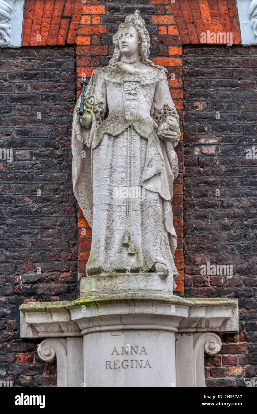 Au début du XVIIIe siècle, la statue de la reine Anne a été classée en première année à la porte de la reine Anne, à Londres. Banque D'Images