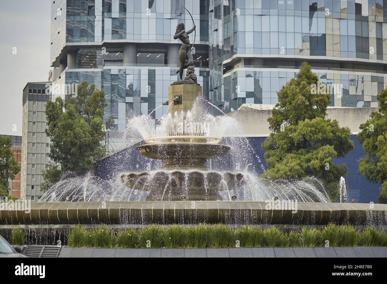 Huntress Diana Fountain contre un bâtiment moderne en verre à Mexico Banque D'Images