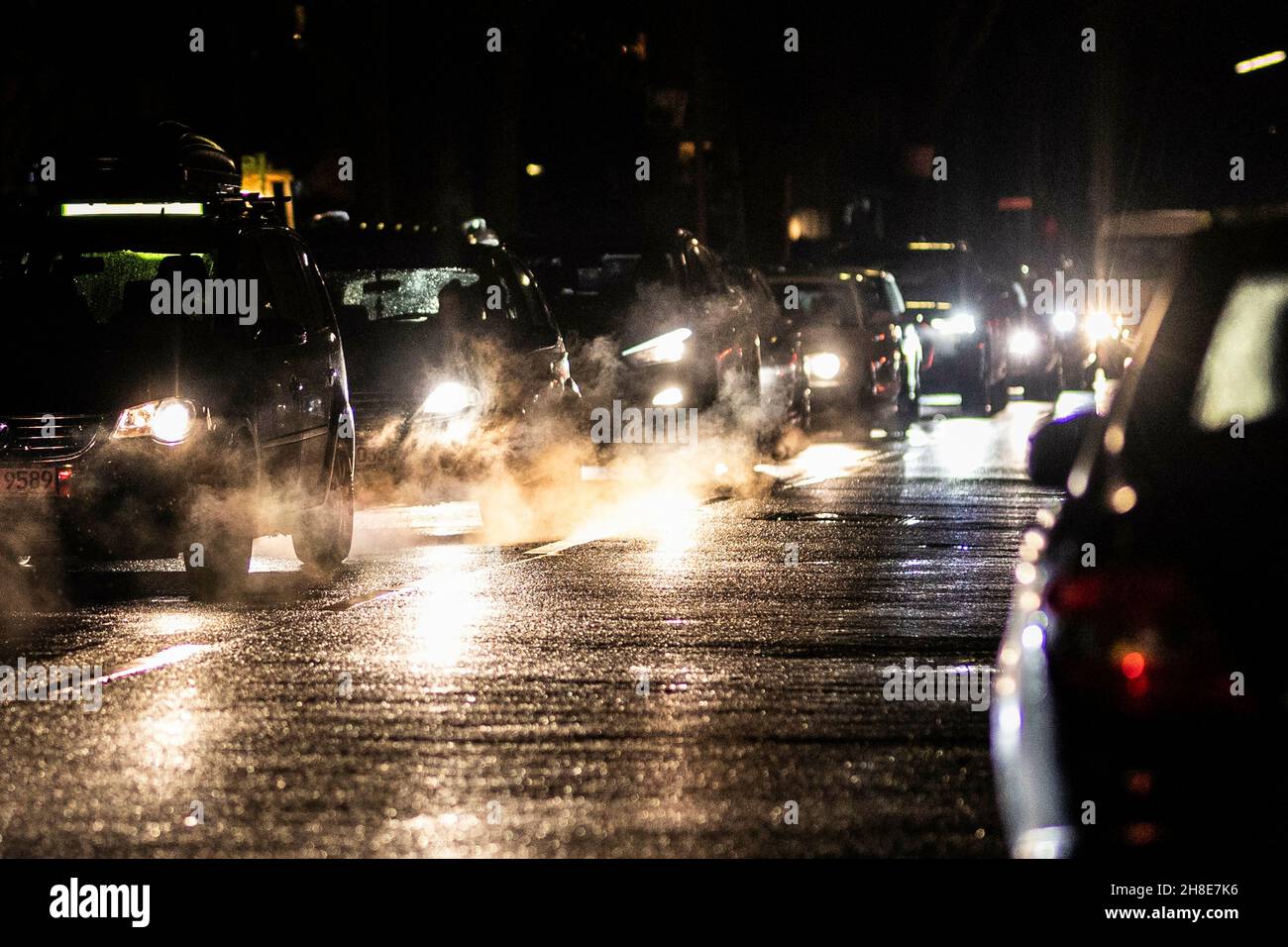 Berlin, Allemagne.29 novembre 2021.Les gaz d'échappement se profile dans la soirée à Berlin, le 29 novembre 2021.Copyright: Florian Gaertner/photothek.de crédit: dpa/Alay Live News Banque D'Images