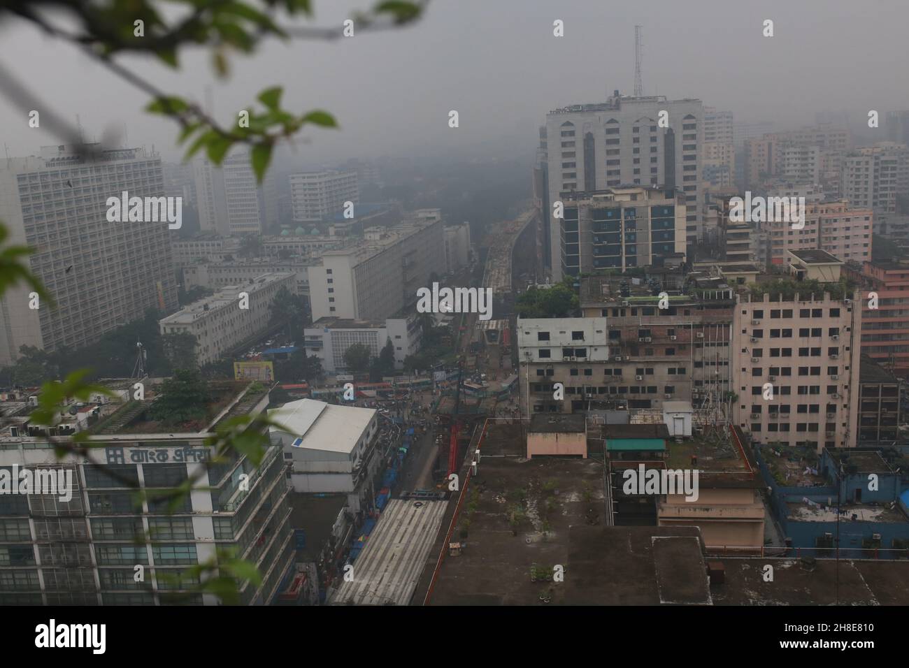 La ville de Dhaka est couverte de brouillard pendant l'hiver. Banque D'Images
