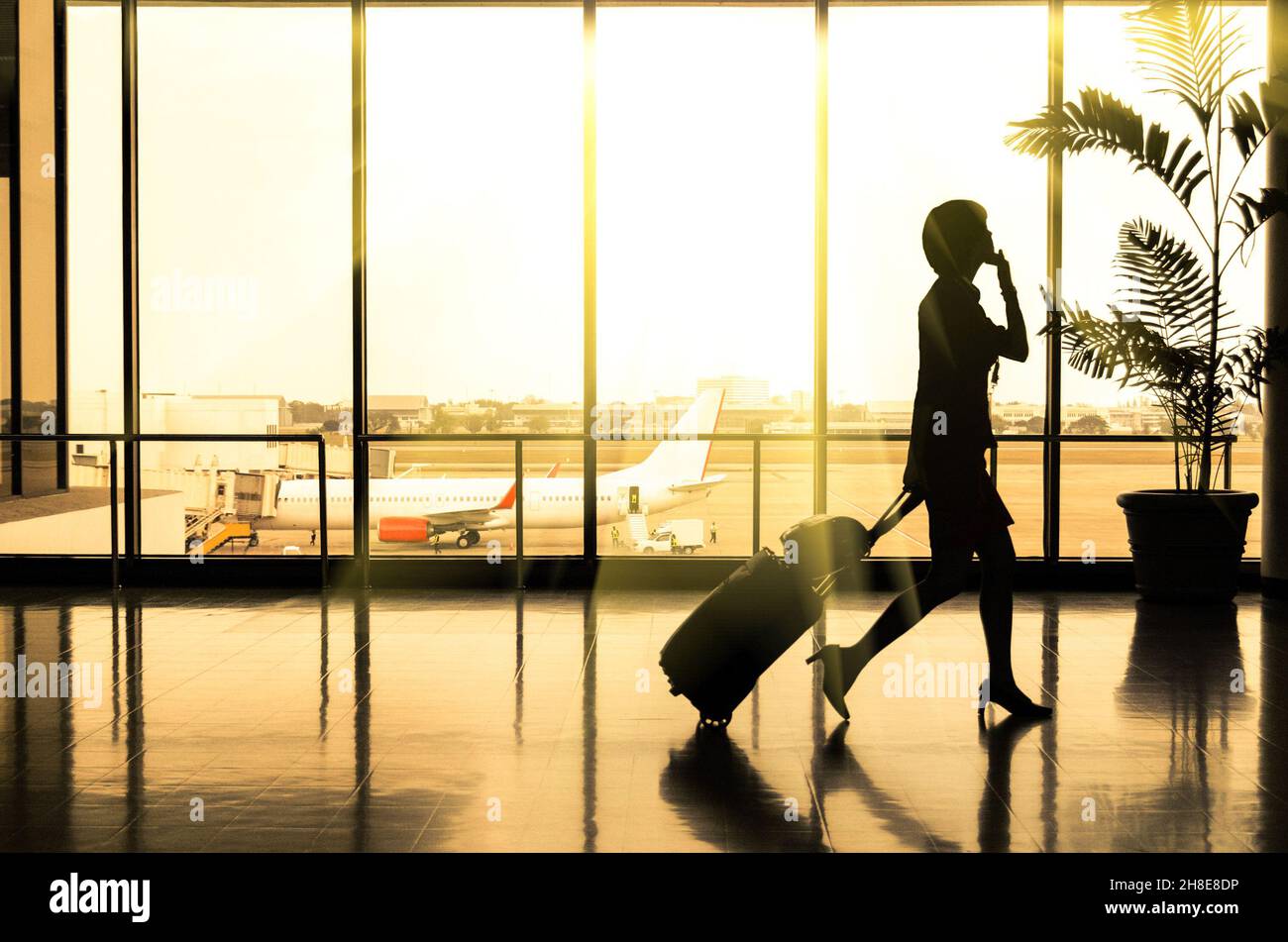 Femme d'affaires à l'aéroport - Silhouette d'un passager Banque D'Images