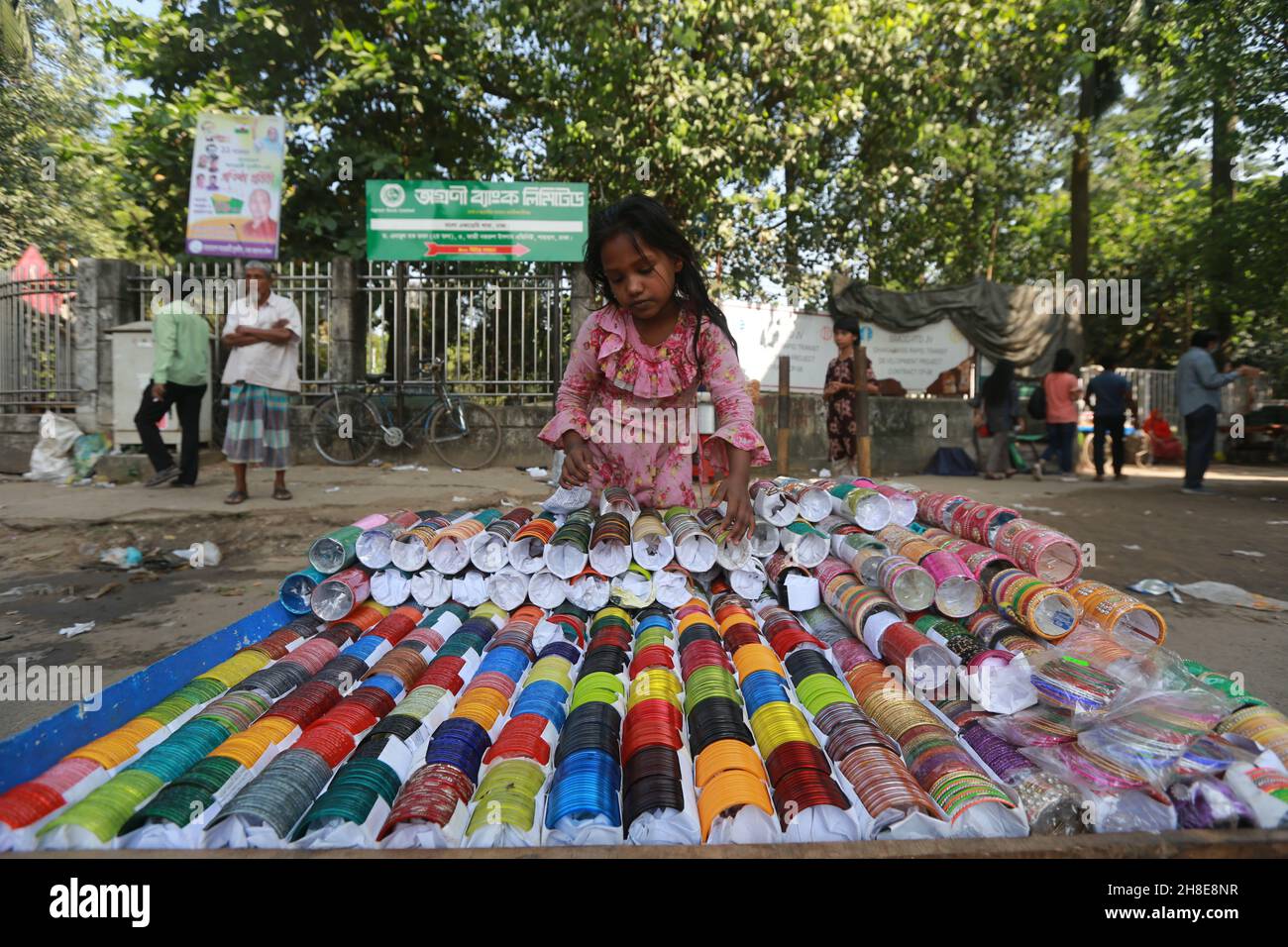 Une fille vend des bracelets dans une rue à Dhaka, au Bangladesh. Banque D'Images