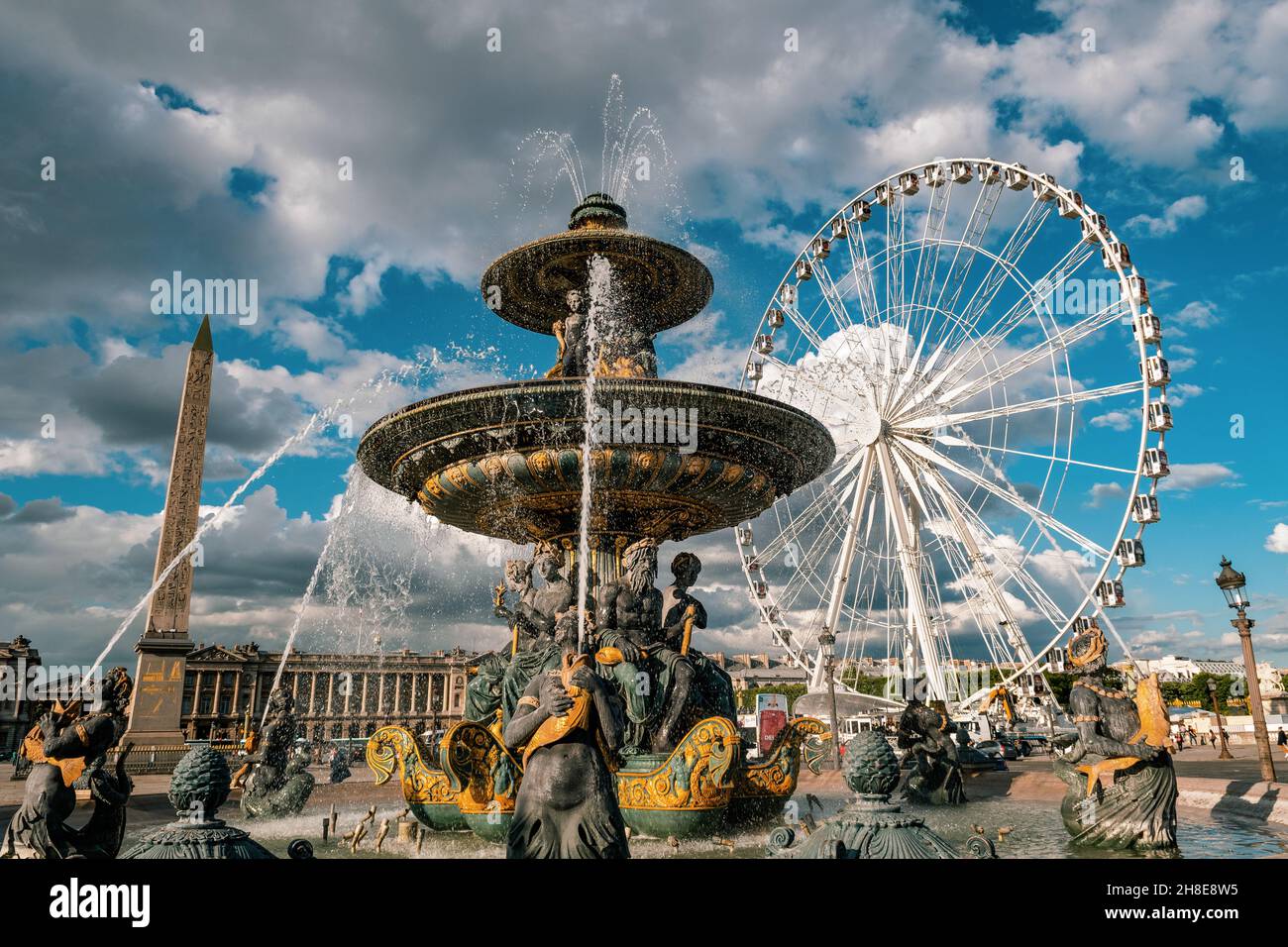 Fontaine et grande roue sur la place de la Concorde à Paris, France Banque D'Images