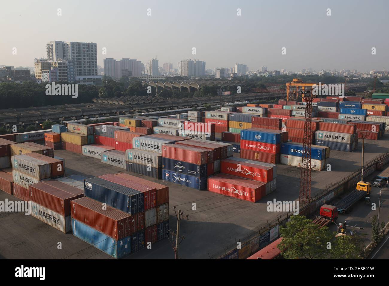 Vue de haut ange d'un port à conteneurs à Dhaka, au Bangladesh. Banque D'Images
