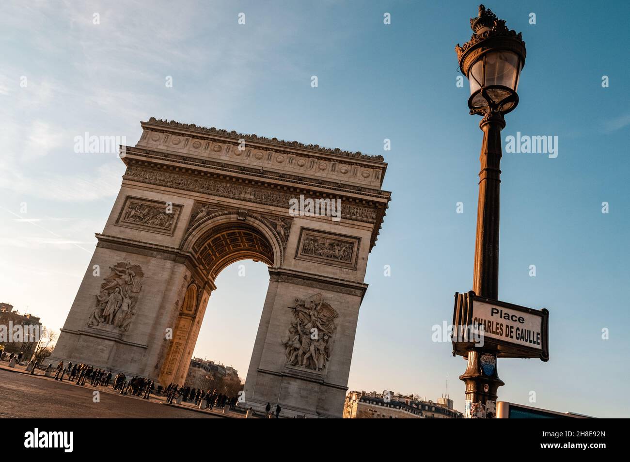 L'Arc de Triomphe au centre de la place Charles de Gaulle à Paris, France Banque D'Images