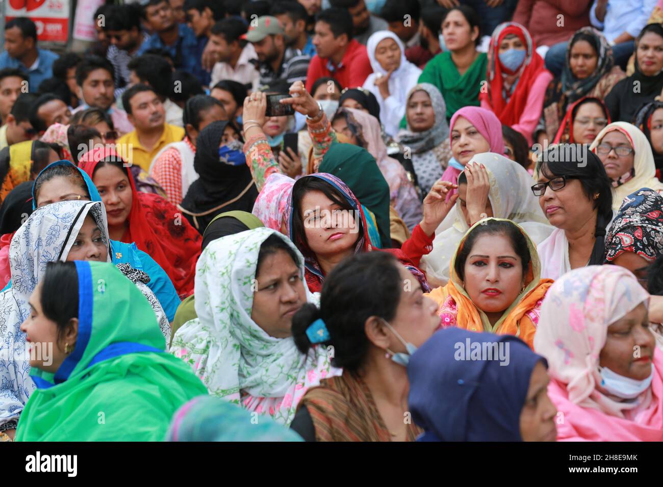 Des militants du Parti nationaliste du Bangladesh (BNP) sont assis sur la route pendant le rassemblement de protestation du Parti nationaliste du Bangladesh qui demande au gouvernement de permettre au président du parti, Begum Khaleda Zia, d'être autorisé à voyager à l'étranger pour un meilleur traitement de santé à Dhaka, au Bangladesh. Banque D'Images