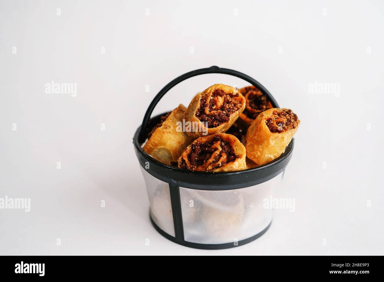 Bakarwadi isolé sur blanc - en-cas croustillants et frits de Gujarat et de Mahardestra, Inde Banque D'Images