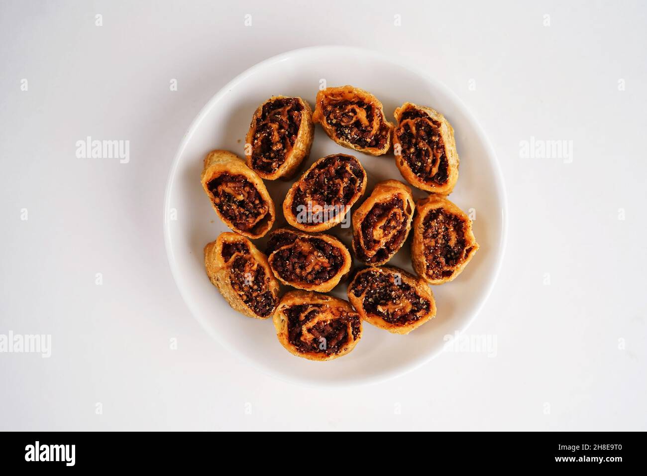 Bakarwadi isolé sur blanc - en-cas croustillants et frits de Gujarat et de Mahardestra, Inde Banque D'Images