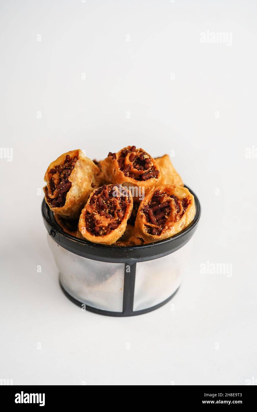 Bakarwadi isolé sur blanc - en-cas croustillants et frits de Gujarat et de Mahardestra, Inde Banque D'Images