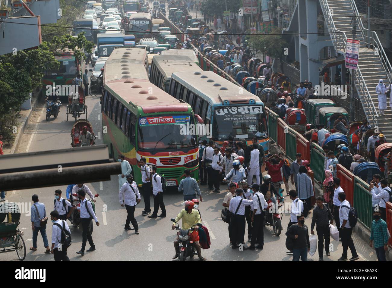Les étudiants bloquent la route alors qu'ils protestent pour exiger la sécurité sur les routes à la suite du décès d'un étudiant dans un accident à Dhaka, au Bangladesh. Banque D'Images