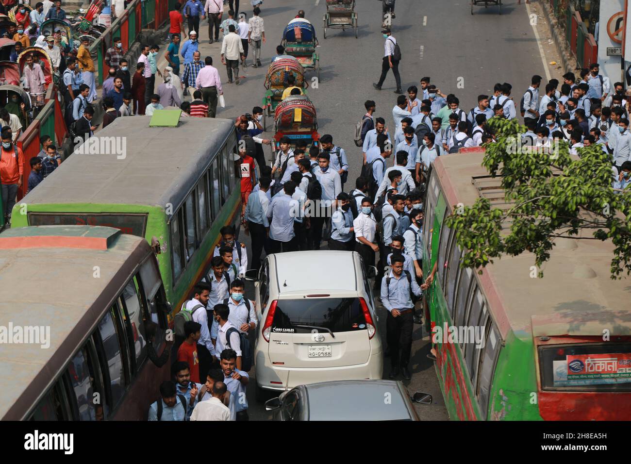 Les étudiants bloquent la route alors qu'ils protestent pour exiger la sécurité sur les routes à la suite du décès d'un étudiant dans un accident à Dhaka, au Bangladesh. Banque D'Images