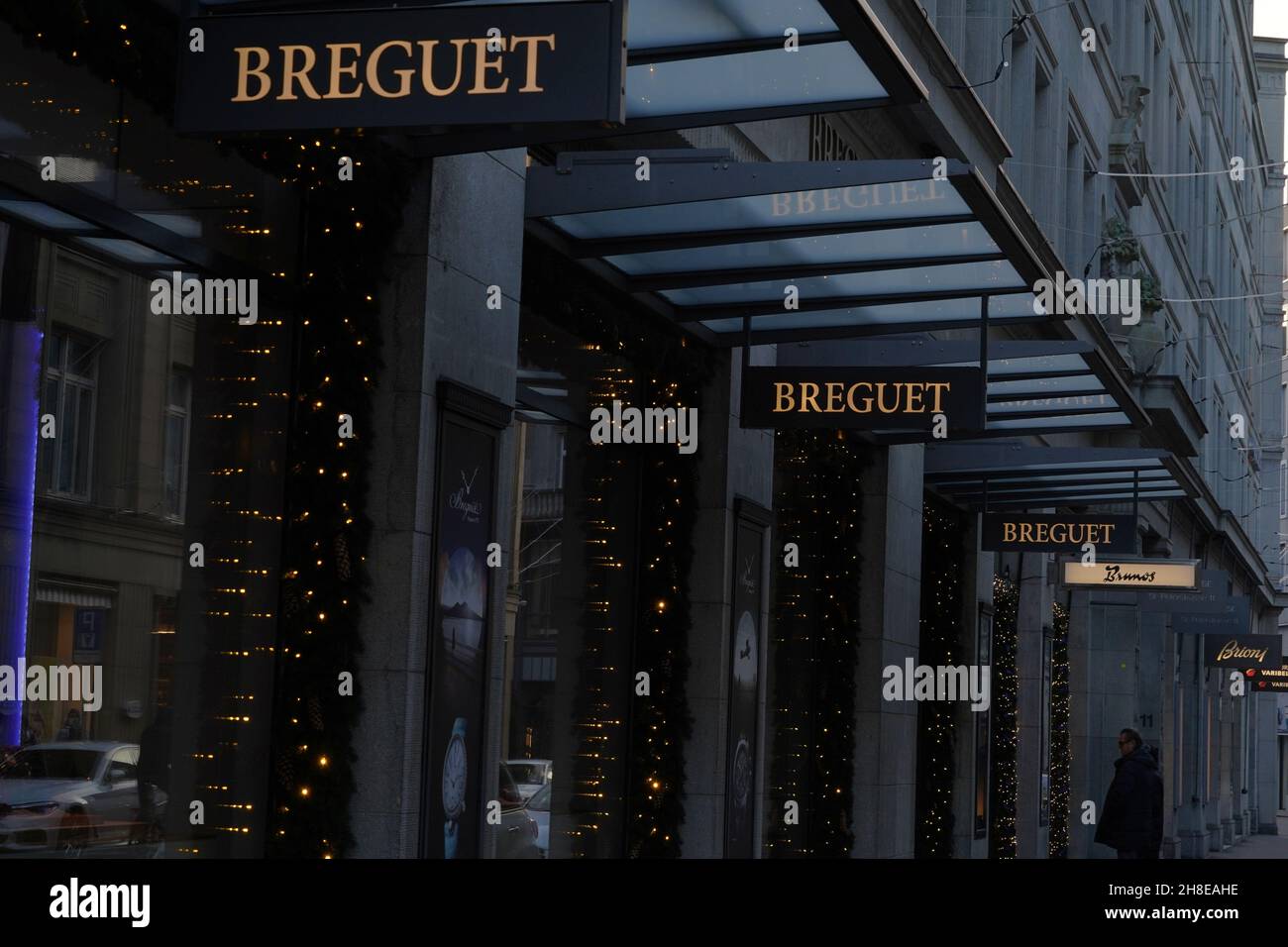Boutique de luxe Breguet sur Bahnhofstrasse, rue commerçante de Zurich, avec décoration de Noël.En arrière-plan, un couple regarde la fenêtre d'un magasin Banque D'Images