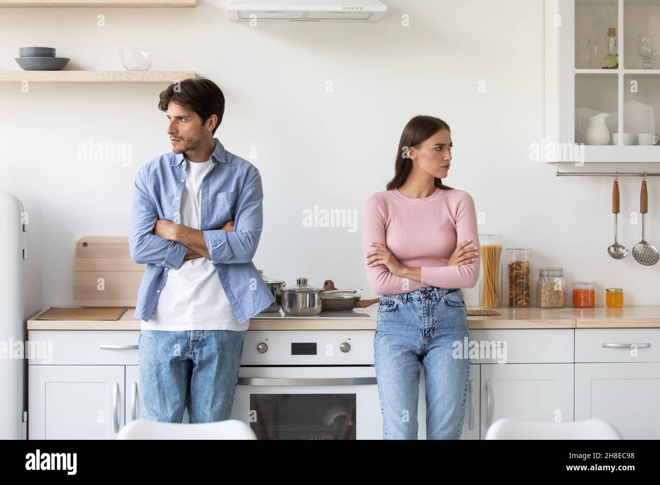 Une femme européenne millénaire frustrée et déprimée ignore son mari contrarié après une querelle dans la cuisine Banque D'Images