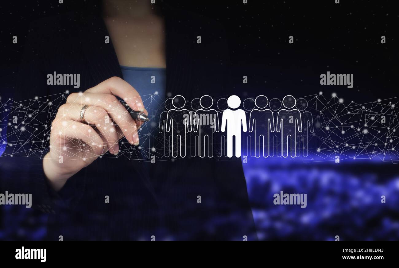 RH Ressources humaines, relations avec les peuples structure organisationnelle.Main tenant le stylo graphique numérique et dessin hologramme numérique humain, leader signe sur la ville Banque D'Images