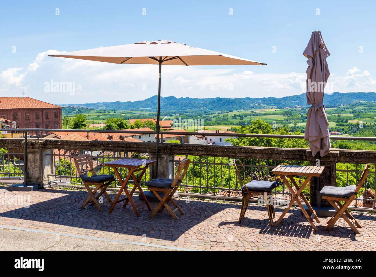 Gabiano Monferrato, Alessandria, Piémont, Italie - juin 10 2021 : vue sur le paysage par temps ensoleillé.Vignoble de Langhe Banque D'Images