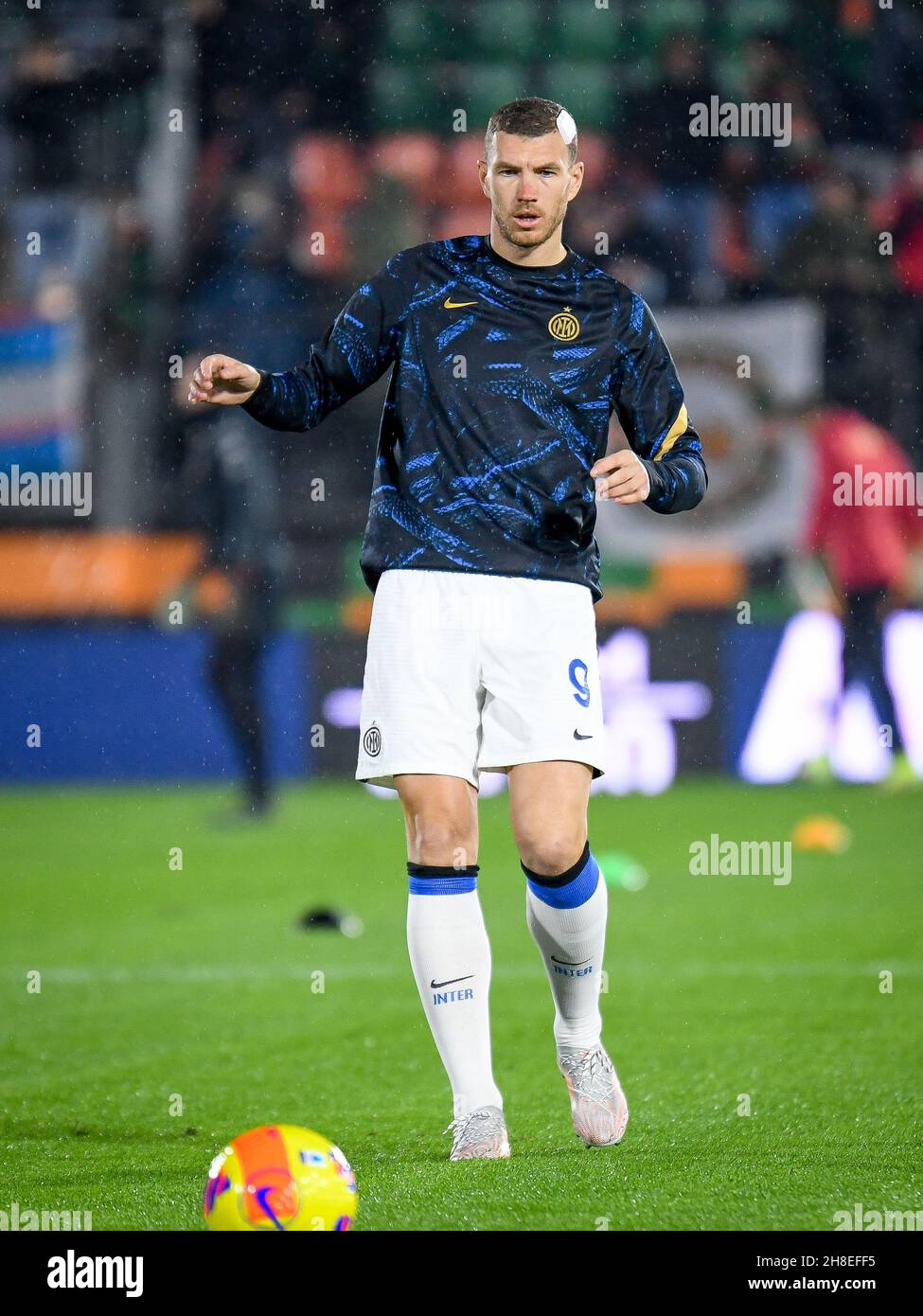 Stade Pier Luigi Penzo, Venise, Italie, 27 novembre 2021,Portrait d'Inter Edin Dzeko en action pendant l'échauffement pendant Venezia FC vs Inter FC - ita Banque D'Images