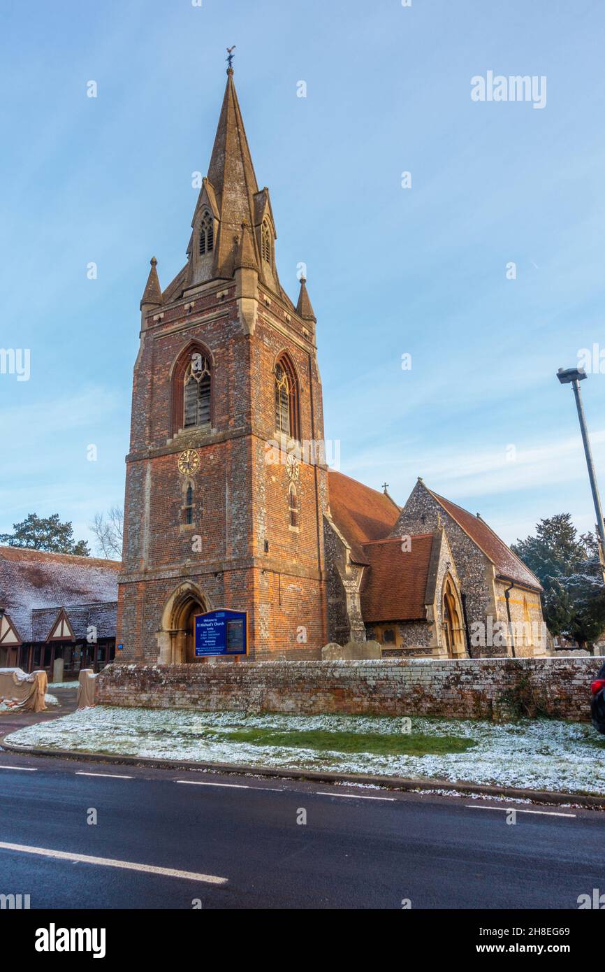 Une vue sur l'église St Michael's Church inn Tilehurst, Reading, UK est un monument local et l'église locale de l'Église d'Angleterre. Banque D'Images