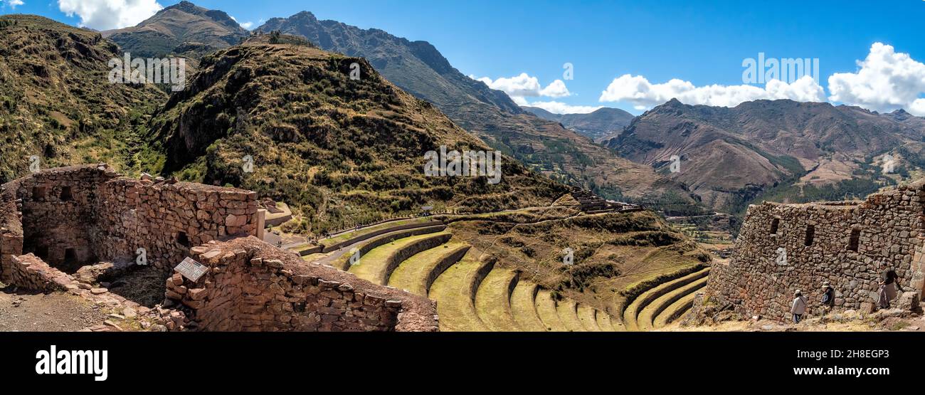 Terrasses agricoles et fortifications dans les montagnes entourant Pisac Banque D'Images