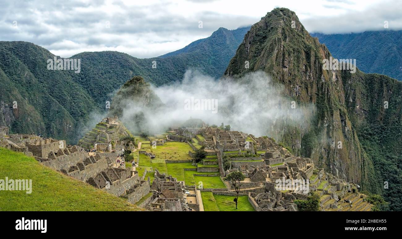 Des nuages bas sur les montagnes des Andes dans la vallée sacrée et les ruines de Machu Picchu Inca Banque D'Images