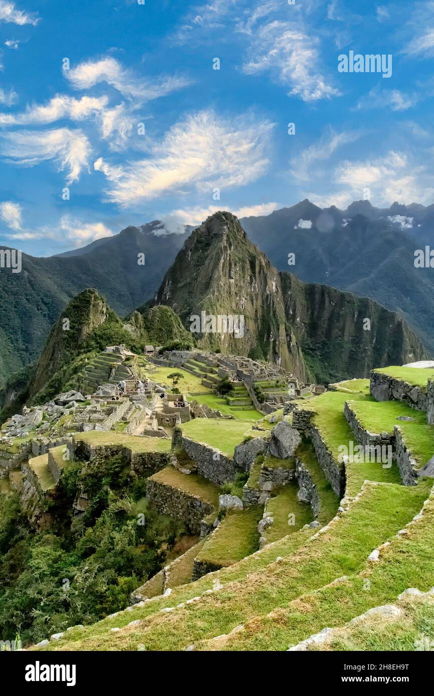 Terrasses incurvées sur la pente ouest des ruines de Machu Picchu Banque D'Images