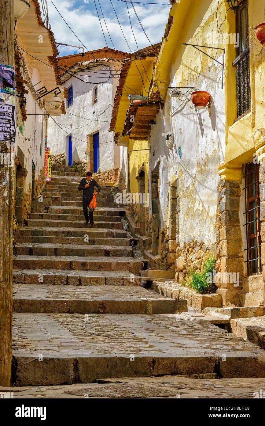 Promenade pédestre en bas d'un escalier de pierre dans une ruelle étroite du quartier de San Blas à Cusco, Pérou Banque D'Images