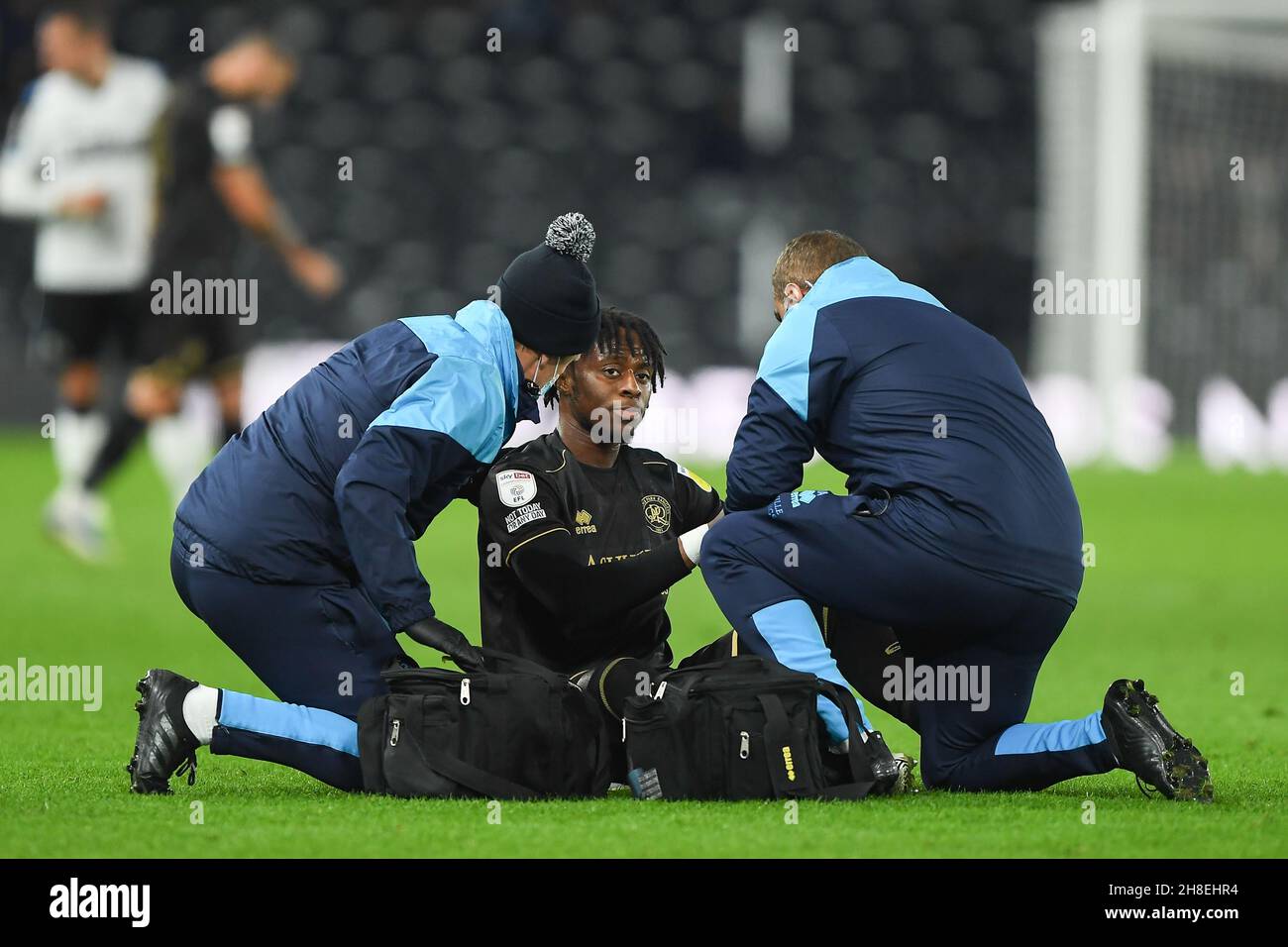 DERBY, GBR.29 NOV Moses Odubajo de Queens Park Rangers reçoit des soins médicaux lors du match de championnat Sky Bet entre Derby County et Queens Park Rangers au Pride Park, Derby, le lundi 29 novembre 2021.(Credit: Jon Hobley | MI News) Credit: MI News & Sport /Alay Live News Banque D'Images