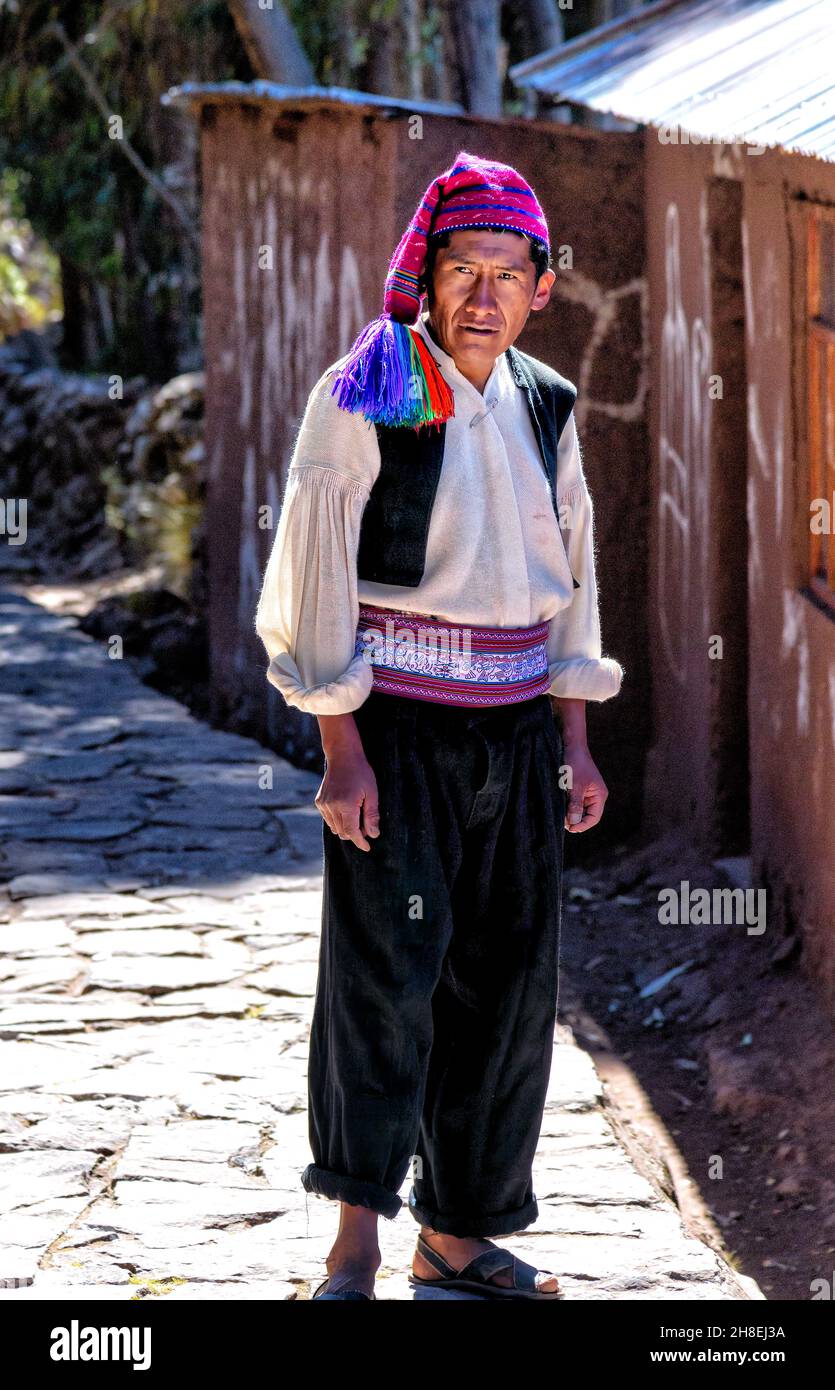 Taquileños Homme vêtu de vêtements traditionnels sur l'île de taquile, au lac Titicaca, au Pérou Banque D'Images