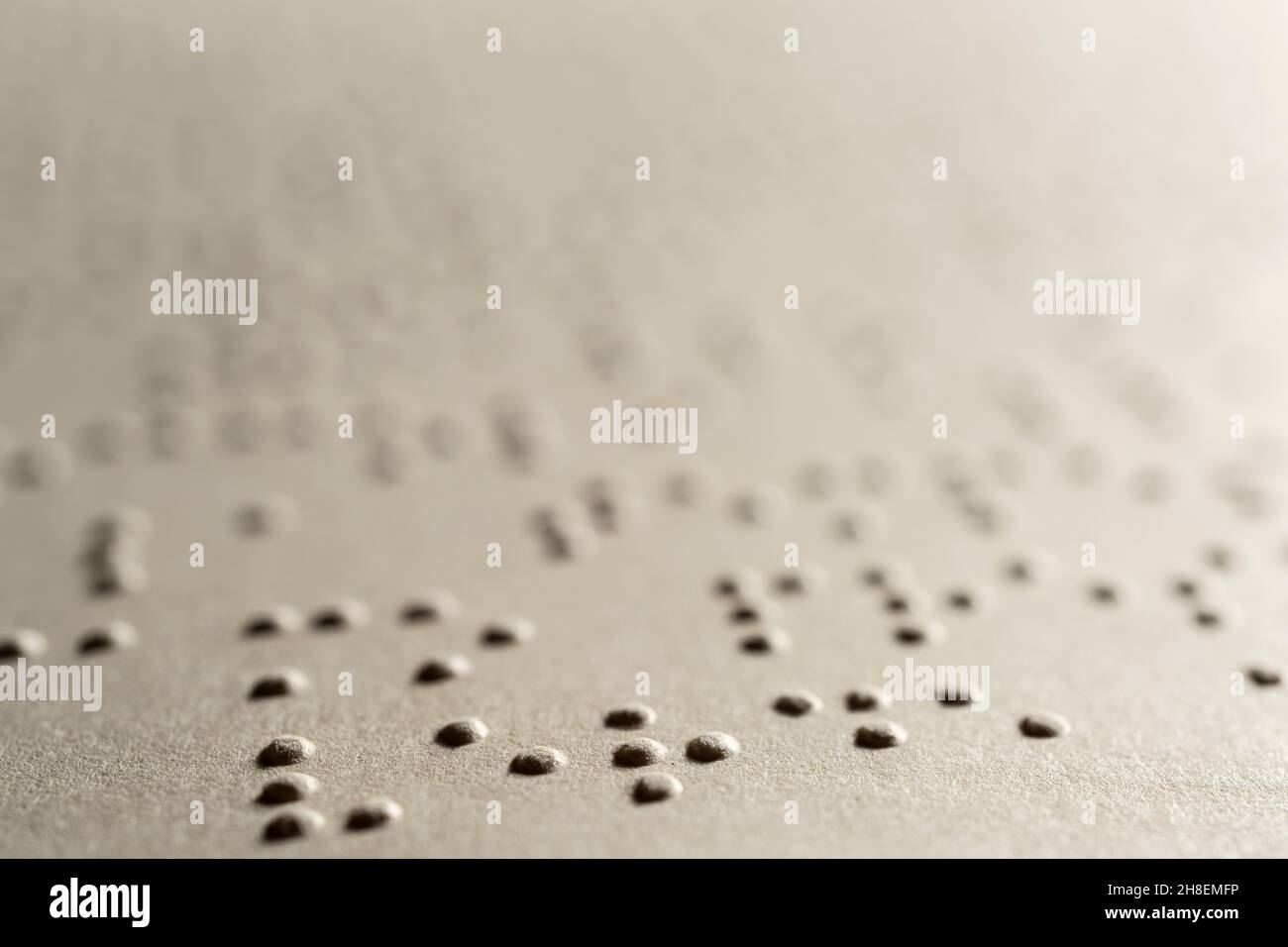 La page d'un livre écrit en braille, le système de lecture tactile en relief pour les aveugles Banque D'Images